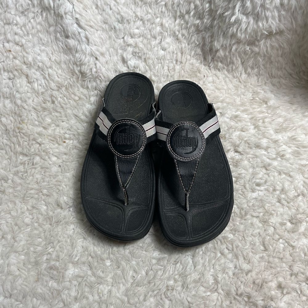 Fitflop black leather and fabric wedge thong sandals size 8